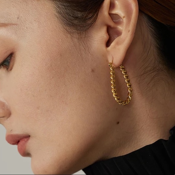 💛Gold plated twist huggie earrings - Picture 5 of 5